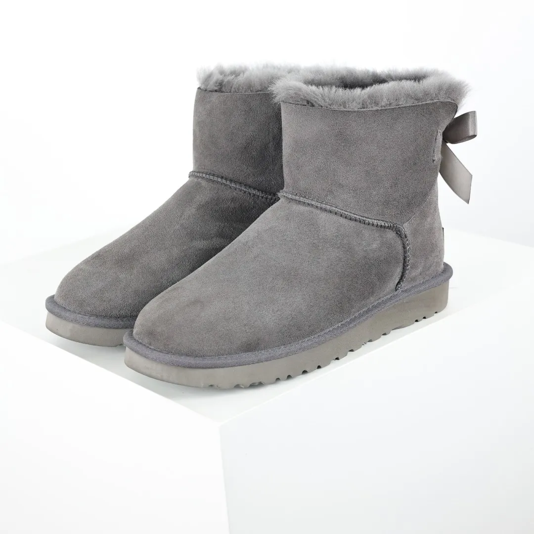 Pick up locally 💰600 Core recommended good price Independently developed original outsole and cashmere insole to keep you warm in winter and suitable for home use. In the new year, uug launched a style series, which is partially geared towards the preferences of young consumers and has also moved to the forefront of fashion trends. Shoe body material Water-repellent coated suede upper 17 mm UGGPURE™ implanted wool insole Lightweight non-slip comfortable rubber outsole With brand LOGO trademark Comes with a full set of packaging Size: 35 36 37 38 39 40